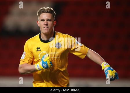 Shrewsbury Town portiere Dean Henderson festeggia il compagno di squadra di Jon Nolan il primo obiettivo del gioco durante il Cielo lega Bet uno dei playoff Semi Finale, la prima gamba corrispondono a valle, Londra. Foto Stock