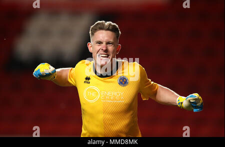 Shrewsbury Town portiere Dean Henderson festeggia il compagno di squadra di Jon Nolan il primo obiettivo del gioco durante il Cielo lega Bet uno dei playoff Semi Finale, la prima gamba corrispondono a valle, Londra. Foto Stock