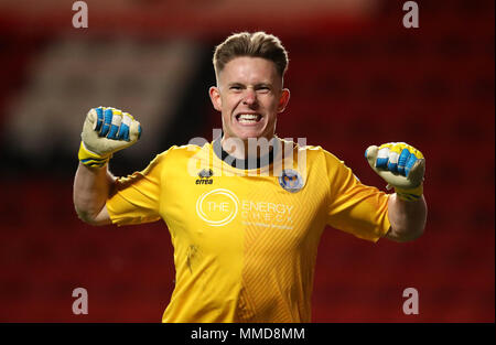 Shrewsbury Town portiere Dean Henderson festeggia il compagno di squadra di Jon Nolan il primo obiettivo del gioco durante il Cielo lega Bet uno dei playoff Semi Finale, la prima gamba corrispondono a valle, Londra. Foto Stock