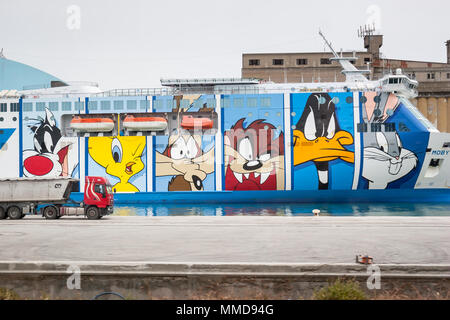 LA SPEZIA, Italia : giugno 15th, 2005 : Moby Lines Moby Wonder nave traghetto con personaggi di Looney Tunes tracciata in corrispondenza del lato della nave ormeggiata in un porto Foto Stock