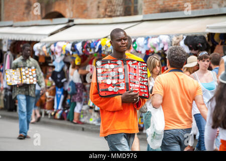 PISA, Italia - 21 Giugno 2006 : uomo orologi di vendita sulla Piazza del Duomo di Pisa, Italia. Foto Stock