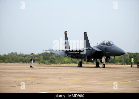 I manutentori con la 149 Squadrone, Repubblica di Singapore Air Force, preparare per effettuare il marshalling di un F-15C durante il COPE TIGER 2018, Korat Air Base, Thailandia, 12 marzo 2018. Circa 100 il personale degli Stati Uniti parteciperanno nell'esercizio lungo con circa 1.000 membri del servizio dalla Tailandia e Singapore. Il trilaterale esercizio comporterà un totale combinato di 67 aeromobili e dai tre paesi partecipanti. (U.S. Air Force Foto Stock