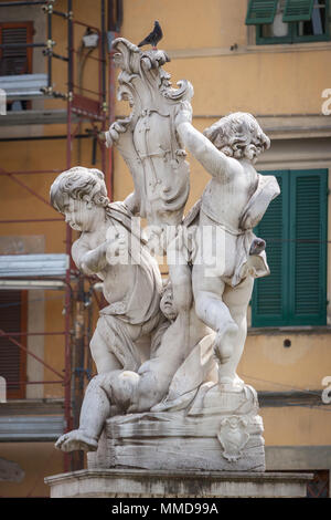 La Fontana dei putti o la fontana con Angeli in Piazza dei Miracoli a Pisa, Italia. Foto Stock