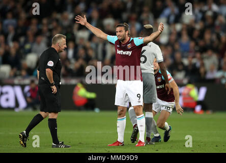 West Ham United di Andy Carroll gesti per arbitro Jonathan Moss durante il match di Premier League a Londra Stadium. Foto Stock