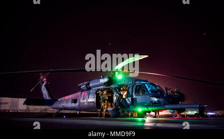 Un U.S. Air Force HH-60G Pave Hawk, assegnato per la XXXIII Expeditionary squadrone di salvataggio, sul flightline prima di una missione di addestramento con un angelo custode team assegnato alla 308th ERQS, Kandahar Airfield, Afghanistan a sostegno di operazioni libertà di sentinella e risoluto sostegno, Marzo 13, 2018. La HH-60G è incaricato di eseguire le operazioni militari e civili di ricerca e salvataggio, evacuazione medica, risposta di emergenza e assistenza umanitaria. (U.S. Air Force Foto Stock