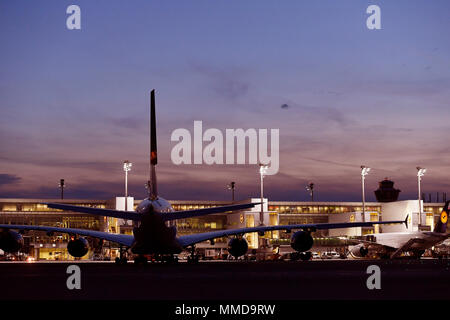 Un 380-800, A380, Lufthansa, posizione, rampa, notte, crepuscolo, luci del tramonto, aeromobili, aereo, aereo, aeroporto di Monaco di Baviera, MUC, Germania, Foto Stock