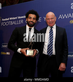 Gli scrittori di Football Association Patrick Barclay mani oltre a Liverpool è Mohamed Salah il 2018 FWA Calciatore dell'anno 2018 premi durante la FWA Calciatore dell'anno la cena al Landmark Hotel di Londra. Foto Stock