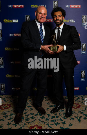 Gli scrittori di Football Association Patrick Barclay mani oltre a Liverpool è Mohamed Salah il 2018 FWA Calciatore dell'anno 2018 premi durante la FWA Calciatore dell'anno la cena al Landmark Hotel di Londra. Foto Stock