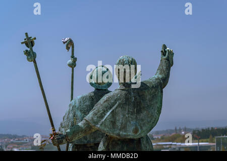 Scultura di due pellegrini felici di vedere Santiago de Compostela dal Monte do Gozo alla fine del Cammino di San Giacomo Foto Stock