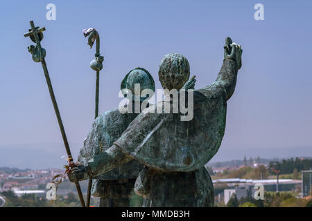 Scultura di due pellegrini felici di vedere Santiago de Compostela dal Monte do Gozo alla fine del Cammino di San Giacomo Foto Stock