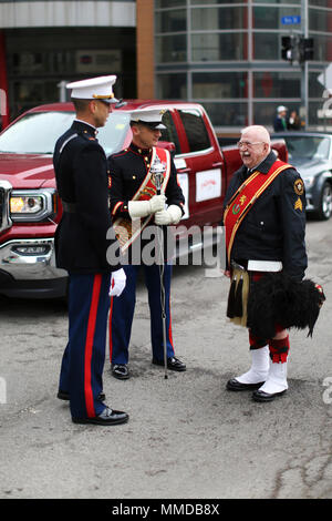 Marines con il terzo aeromobile Marina Wing band interagire con parade partecipanti prima a Pittsburgh per il giorno di San Patrizio Parade, Marzo 17. La terza banda MAW la presenza ad alta visibilità eventi consente positiva interazione con il pubblico e assiste nelle attività di reclutamento in tutto il paese. (U.S. Marine Corps Foto Stock