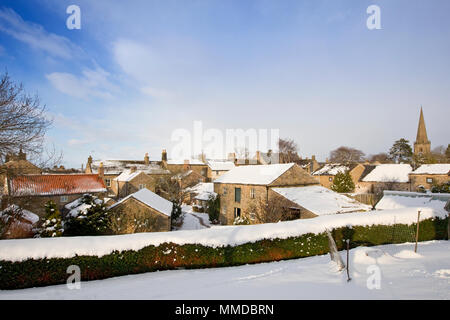 Tommy in slittino sulla neve a Masham. Tommy 5 anni Foto Stock