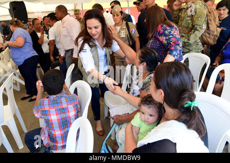 PUERTO CORTES, Honduras (20 marzo 2018) la First Lady di Honduras, Ana Garcia Hernandez visiti il sito medico presso il Roosevelt scuola di Puerto Cortes, Honduras durante continuando promessa 2018. Stati Uniti Forze Navali Comando meridionale/STATI UNITI 4a flotta ha dispiegato una forza di eseguire continuando la promessa di comportamento civile-militare comprendente le operazioni di assistenza umanitaria, impegni di formazione e medico, dentista e supporto di veterinari in uno sforzo per mostrare il supporto degli Stati Uniti e di impegno per l'America centrale e del Sud. (U.S. Navy Foto Stock