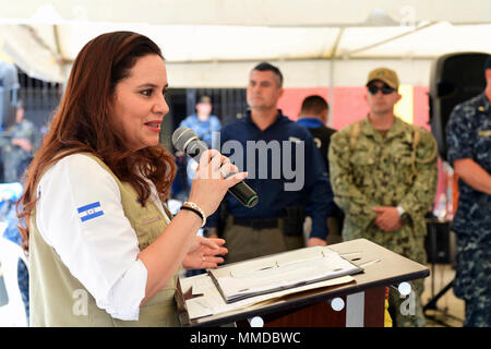 PUERTO CORTES, Honduras (20 marzo 2018) la First Lady di Honduras, Ana Garcia Hernandez, parla al sito medico presso il Roosevelt scuola di Puerto Cortes, Honduras durante continuando promessa 2018. Stati Uniti Forze Navali Comando meridionale/STATI UNITI 4a flotta ha dispiegato una forza di eseguire continuando la promessa di comportamento civile-militare comprendente le operazioni di assistenza umanitaria, impegni di formazione e medico, dentista e supporto di veterinari in uno sforzo per mostrare il supporto degli Stati Uniti e di impegno per l'America centrale e del Sud. (U.S. Navy Foto Stock