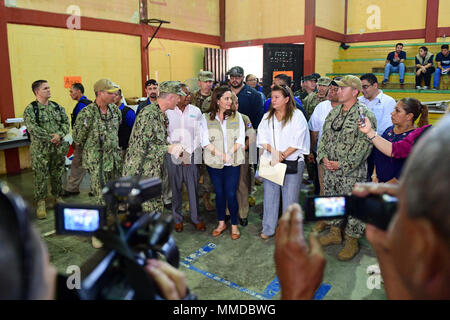 PUERTO CORTES, Honduras (20 marzo 2018) la First Lady di Honduras, Ana Garcia Hernandez, visiti il sito medico presso il Roosevelt scuola di Puerto Cortes, Honduras durante continuando promessa 2018. Stati Uniti Forze Navali Comando meridionale/STATI UNITI 4a flotta ha dispiegato una forza di eseguire continuando la promessa di comportamento civile-militare comprendente le operazioni di assistenza umanitaria, impegni di formazione e medico, dentista e supporto di veterinari in uno sforzo per mostrare il supporto degli Stati Uniti e di impegno per l'America centrale e del Sud. (U.S. Navy Foto Stock