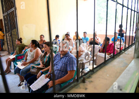 PUERTO CORTES, Honduras (20 marzo 2018) honduregni locali di aspettare di essere visto da parte del personale medico presso il sito medico presso il Roosevelt scuola di Puerto Cortes, Honduras durante continuando promessa 2018. Stati Uniti Forze Navali Comando meridionale/STATI UNITI 4a flotta ha dispiegato una forza di eseguire continuando la promessa di comportamento civile-militare comprendente le operazioni di assistenza umanitaria, impegni di formazione e medico, dentista e supporto di veterinari in uno sforzo per mostrare il supporto degli Stati Uniti e di impegno per l'America centrale e del Sud. (U.S. Navy Foto Stock