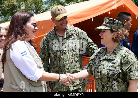 PUERTO CORTES, Honduras (20 marzo 2018) la First Lady di Honduras, Ana Garcia Hernandez(l) saluta la Cmdr. Jeanne Lewandowski al Expeditionary unità mediche in Puerto Cortes, Honduras durante continuando promessa 2018. Stati Uniti Forze Navali Comando meridionale/STATI UNITI 4a flotta ha dispiegato una forza di eseguire continuando la promessa di comportamento civile-militare comprendente le operazioni di assistenza umanitaria, impegni di formazione e medico, dentista e supporto di veterinari in uno sforzo per mostrare il supporto degli Stati Uniti e di impegno per l'America centrale e del Sud. (U.S. Navy Foto Stock