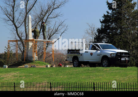 Parco nazionale di personale di servizio si impegnano in lavori di restauro presso la storica Groveton cimitero confederato, Manassas Battlefield National Park, Virginia Foto Stock