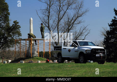 Parco nazionale di personale di servizio si impegnano in lavori di restauro presso la storica Groveton cimitero confederato, Manassas Battlefield National Park, Virginia Foto Stock