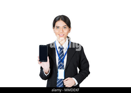 Una donna d'affari dipendente parlando al cellulare sorridente Foto Stock