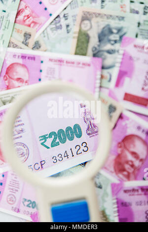 Indian nuova moneta 2000 e 500 rupie banconota posta in custodia Foto Stock