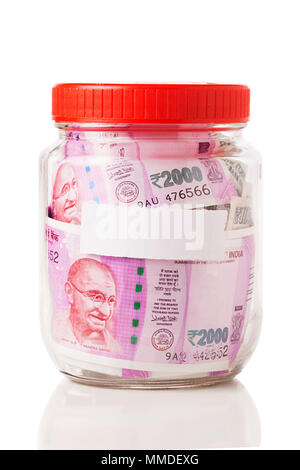La valuta indiana 2000 rupie banconote risparmi in vaso Piggy-bank nessuno Foto Stock