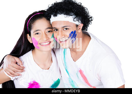 Due Teenager e amico di ragazza Holi festival godere insieme Foto Stock