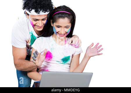 Due Coppia Giovane Holi celebrazione utilizzando Webcam Notebook Video-Chat godere Foto Stock