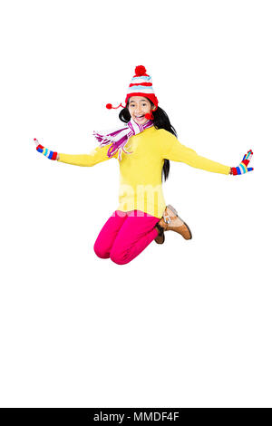 Una giovane ragazza abiti In-Winter Jumping Happy Fun allegro godere Foto Stock