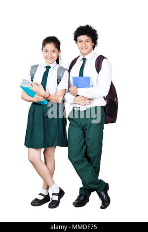 Due Teenager agli studenti della scuola amici portando zainetto con libri Istruzione Foto Stock