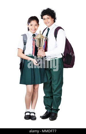 Due High-School ragazzo, ragazza studenti amico Holding trofeo vincendo l'istruzione di successo Foto Stock