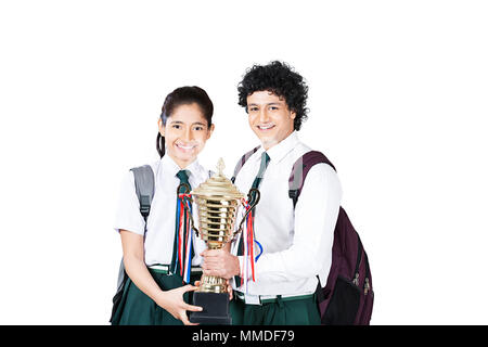 Due Teenager studente della scuola s amico Holding trofeo vincendo l'istruzione di successo Foto Stock