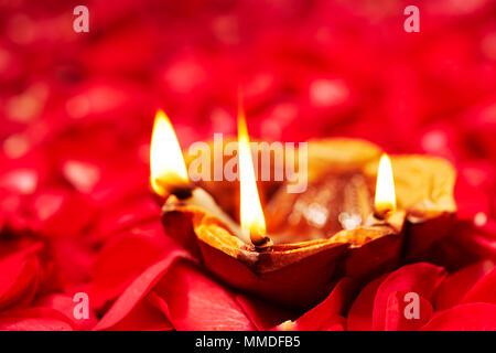 Indian Festival Diwali Burning Diya Oil-Lamp Illuminazione a nessuno Foto Stock