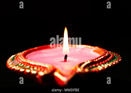 Indian Festival Diwali Diya illuminazione a lampada a nessuno su sfondo nero Foto Stock