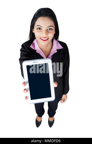 Una donna di vendita rappresentante la visualizzazione di nuovo dispositivo Tablet PC per la vendita Foto Stock