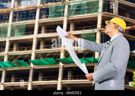 Sito in costruzione Designer Verificare carta piani Architetto costruzione immobiliare Concept Foto Stock