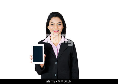 Una donna di vendita dipendente presentando nuove di zecca Digital Mobile Tablet Foto Stock