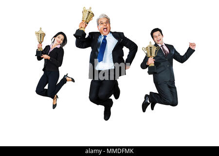 Tre uomini di affari che collega s Jumping divertimento allegro trofeo vincendo Success-Celebrating Foto Stock