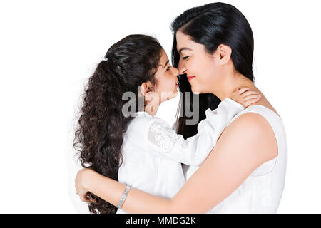 Felice due madre e figlia piccola di toccare con il naso godendo di divertimento Foto Stock