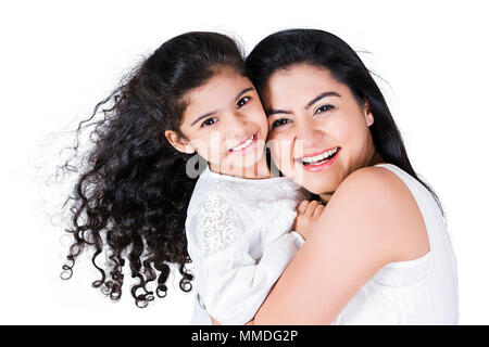 Allegro madre e figlia piccola huggs amore Divertimento godere Foto Stock