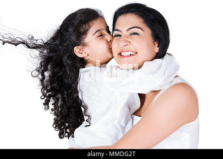 Capretto felice ragazza figlia dando un bacio a sua madre amorevole divertente Foto Stock