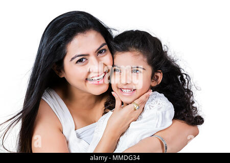 Felice madre e figlia piccola amorevole abbraccio avendo divertimento allegro Foto Stock
