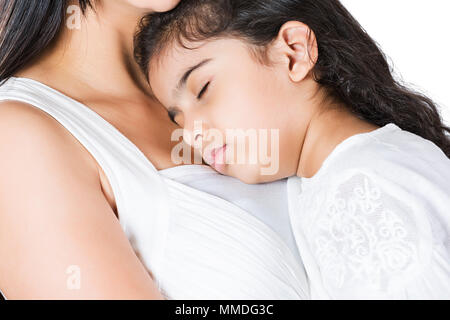 Close-Up Indian Madre con bambino ragazza dorme sul suo petto Foto Stock