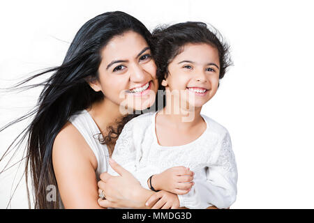 Felice madre e figlia piccola abbracciando insieme divertimento godere Foto Stock