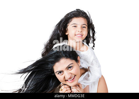 Felice madre dando figlia piggy back ride divertimento allegro godere Foto Stock