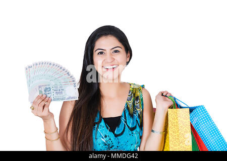 Una femmina holding shopping bags e mostrando il denaro di rupie convenienti Foto Stock