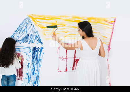 Due madre e figlia rinnovando Home ragazza Casa dipinto sulla parete Foto Stock