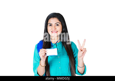 Una gente di affari dipendente mostra V segno di vittoria azienda ID-Card Foto Stock