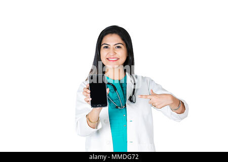 Una femmina medico tenendo Mobile-Phone di puntamento sullo schermo che mostra il dito Foto Stock