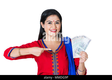 Sorridente una donna puntando al suo Rupee note con le sue dita Foto Stock